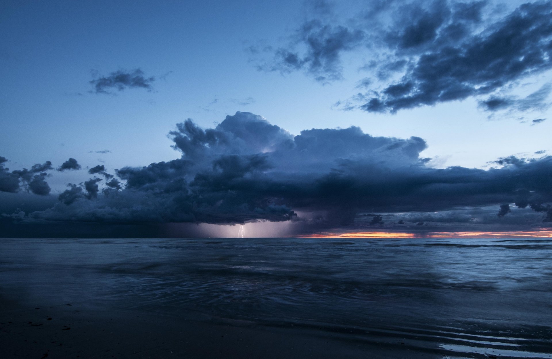 mer nuages foudre orage soir crépuscule ciel