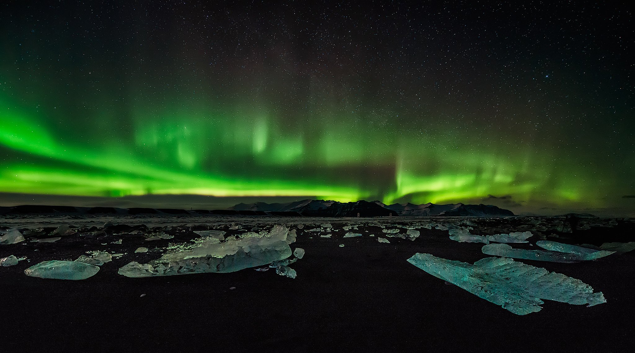 montagne baia banchi di ghiaccio aurora boreale