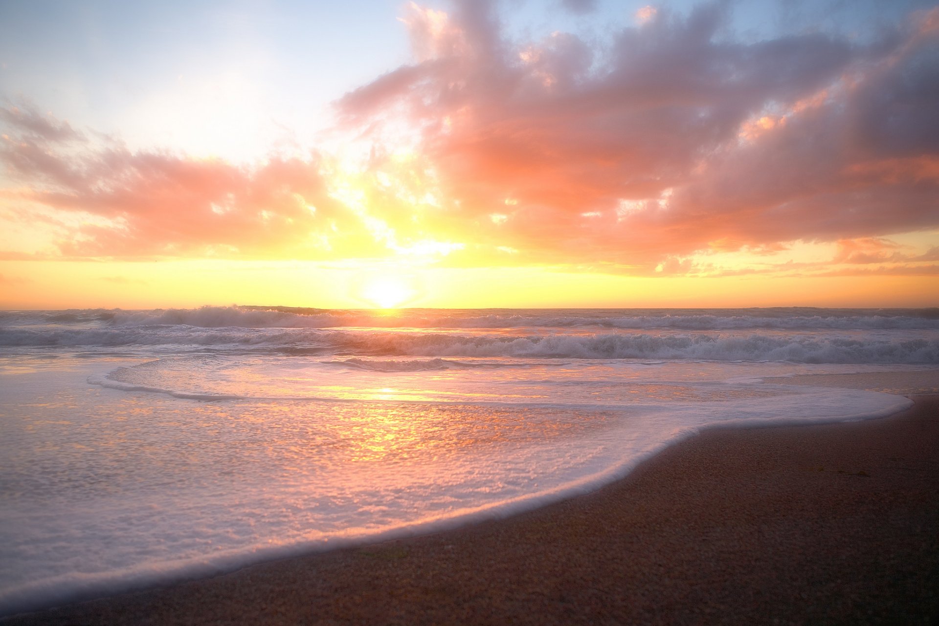 plage mer vagues soleil nuages rose aube