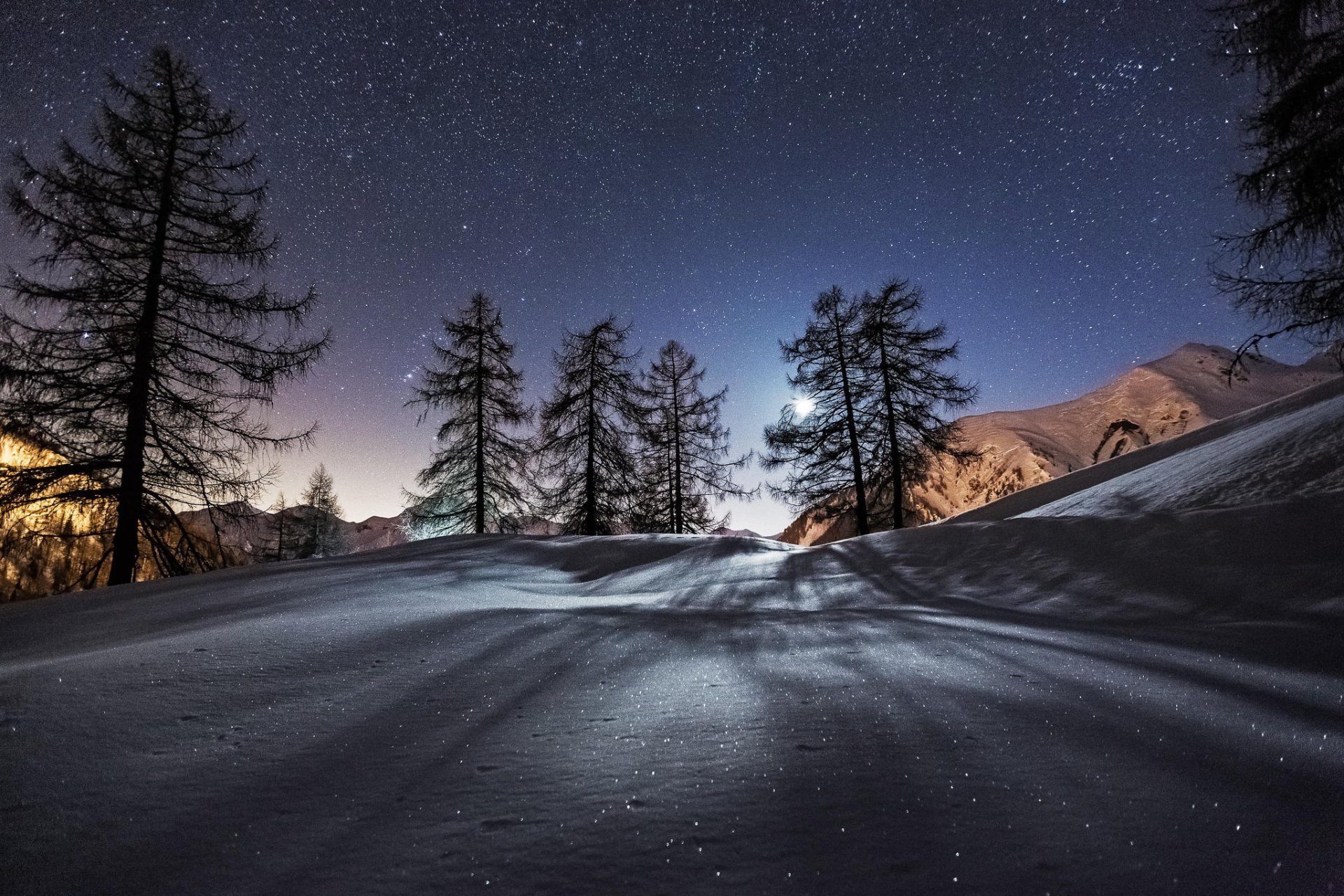 invierno nieve montañas árboles noche estrellas