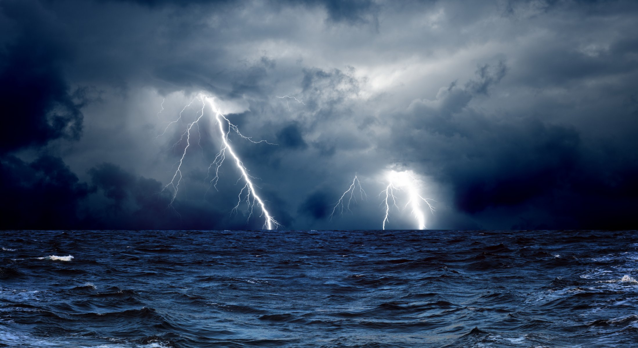 mar olas tormenta rayos nubes