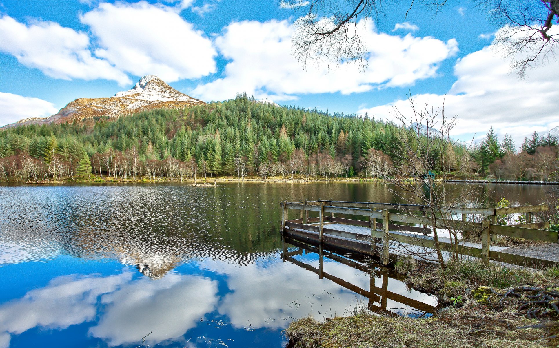 glencoe-tal schottland fluss ufer brücke berg wald bäume himmel wolken reflexion