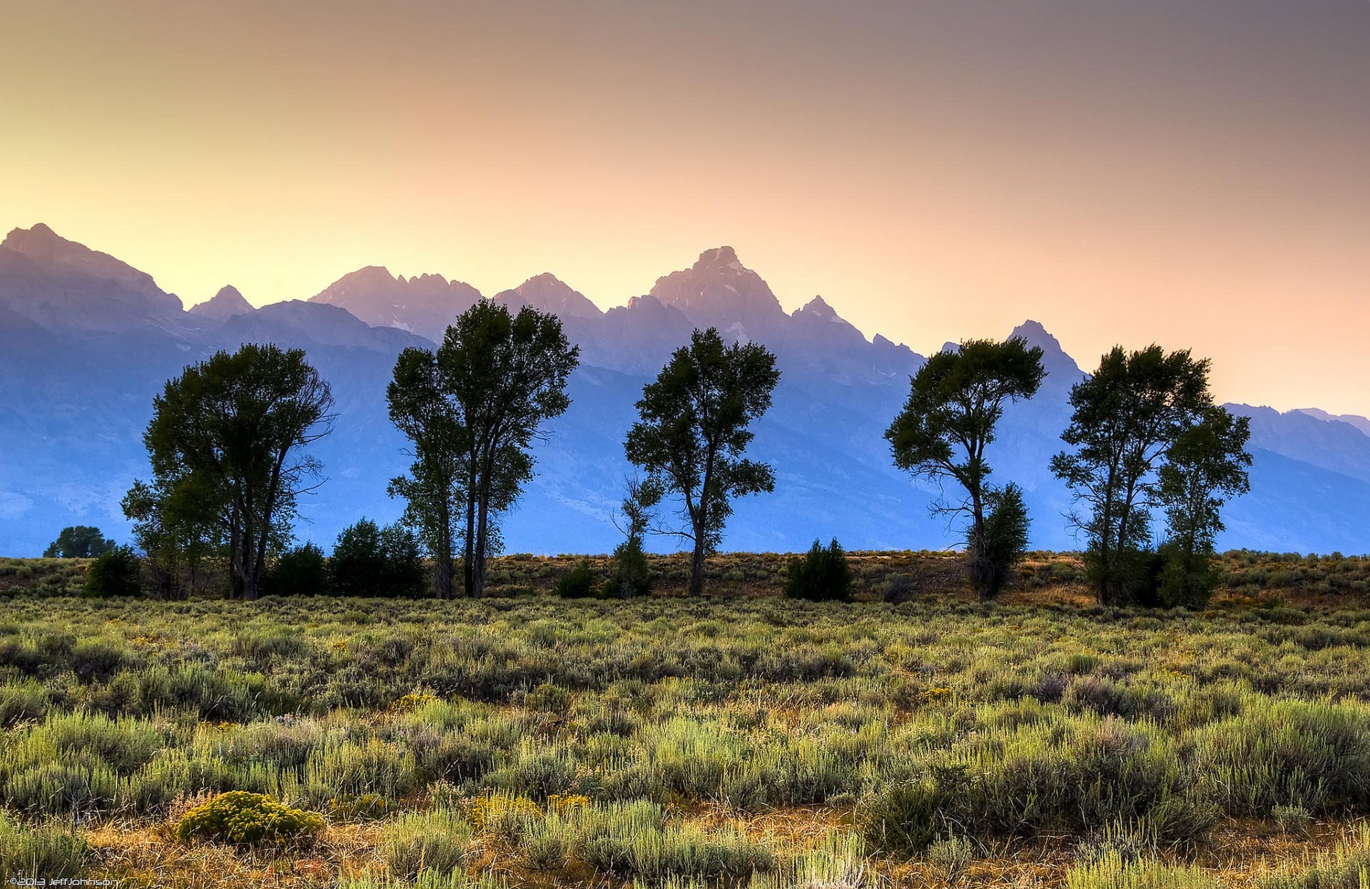 montagnes arbres herbe matin lever du soleil