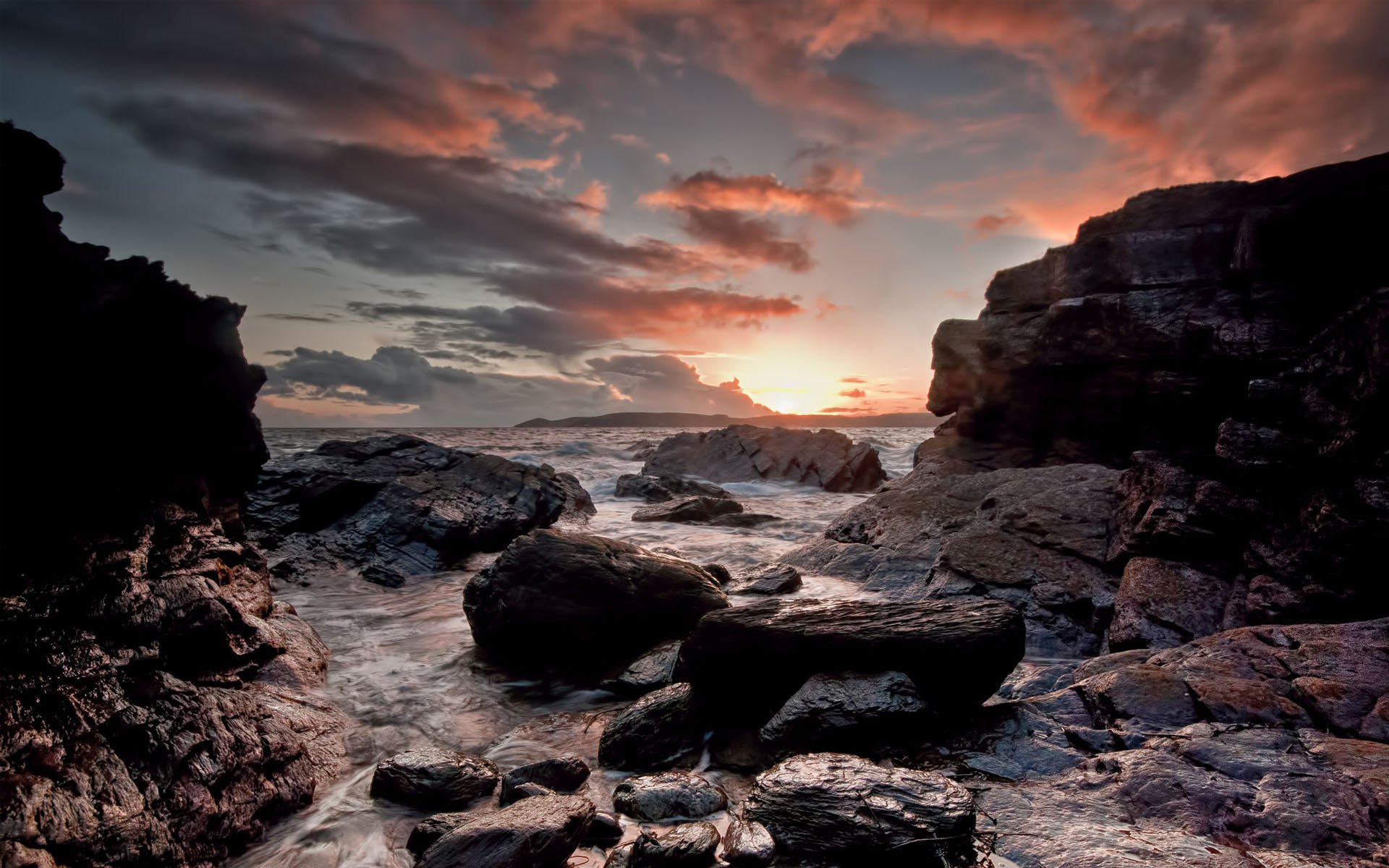 mer rochers pierres coucher de soleil nuages nuages