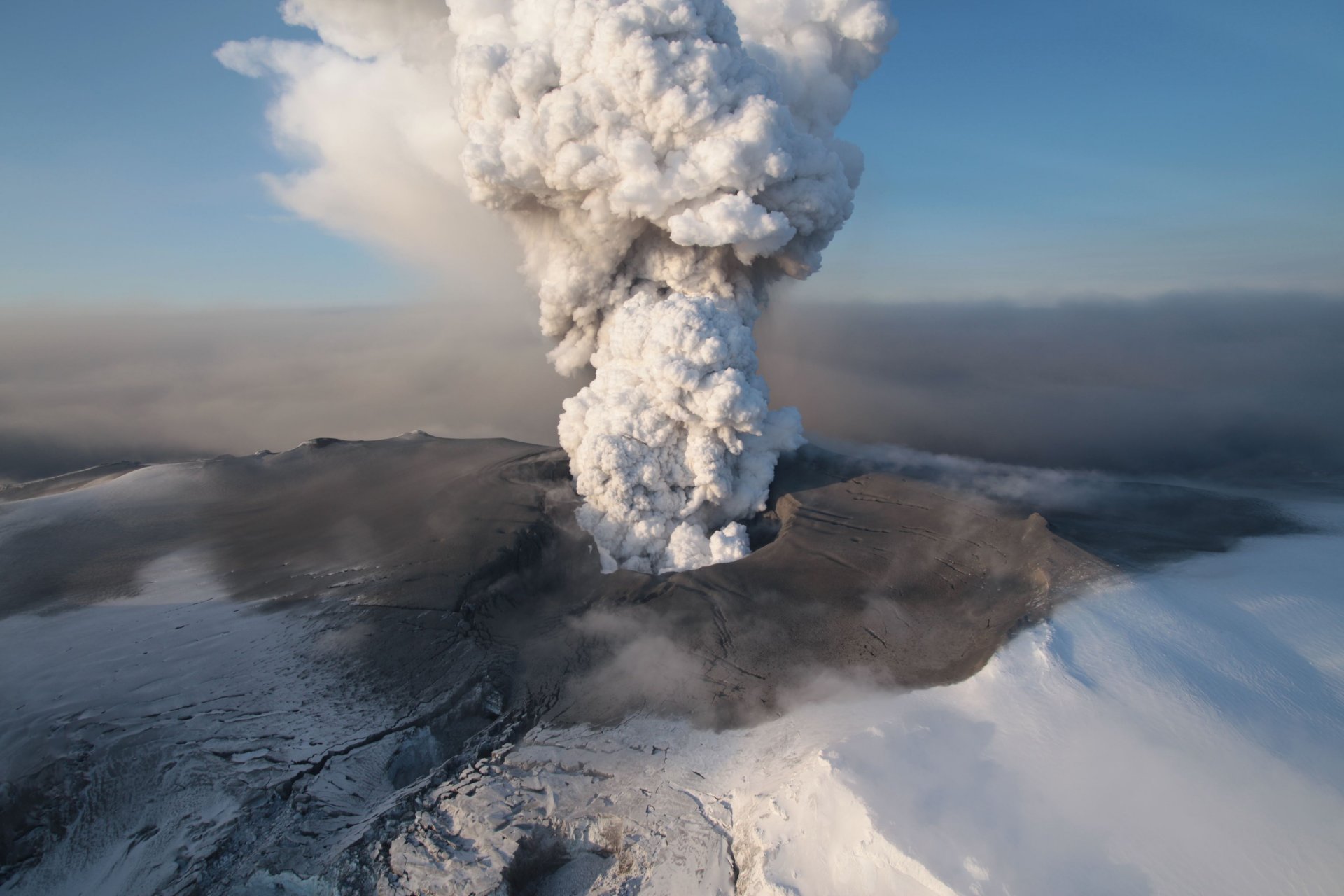 wulkan erupcja dym popiół