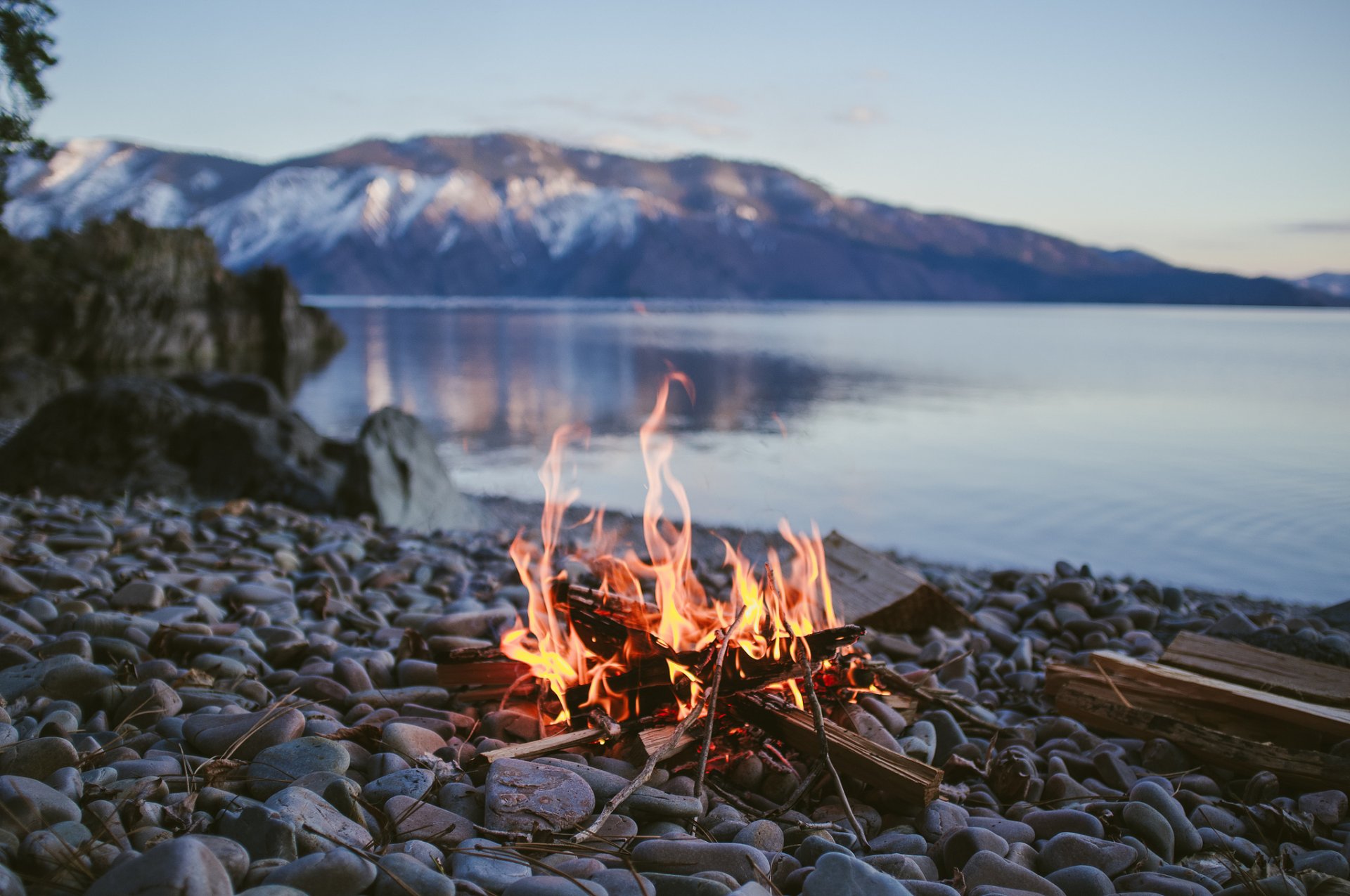 feuer wald bäume fluss berge steine