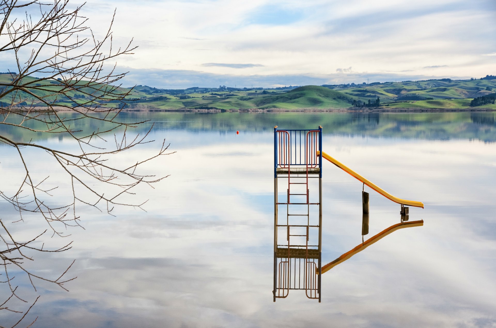 neuseeland see ufer baum zweige natur hügel grün himmel wolken reflexion