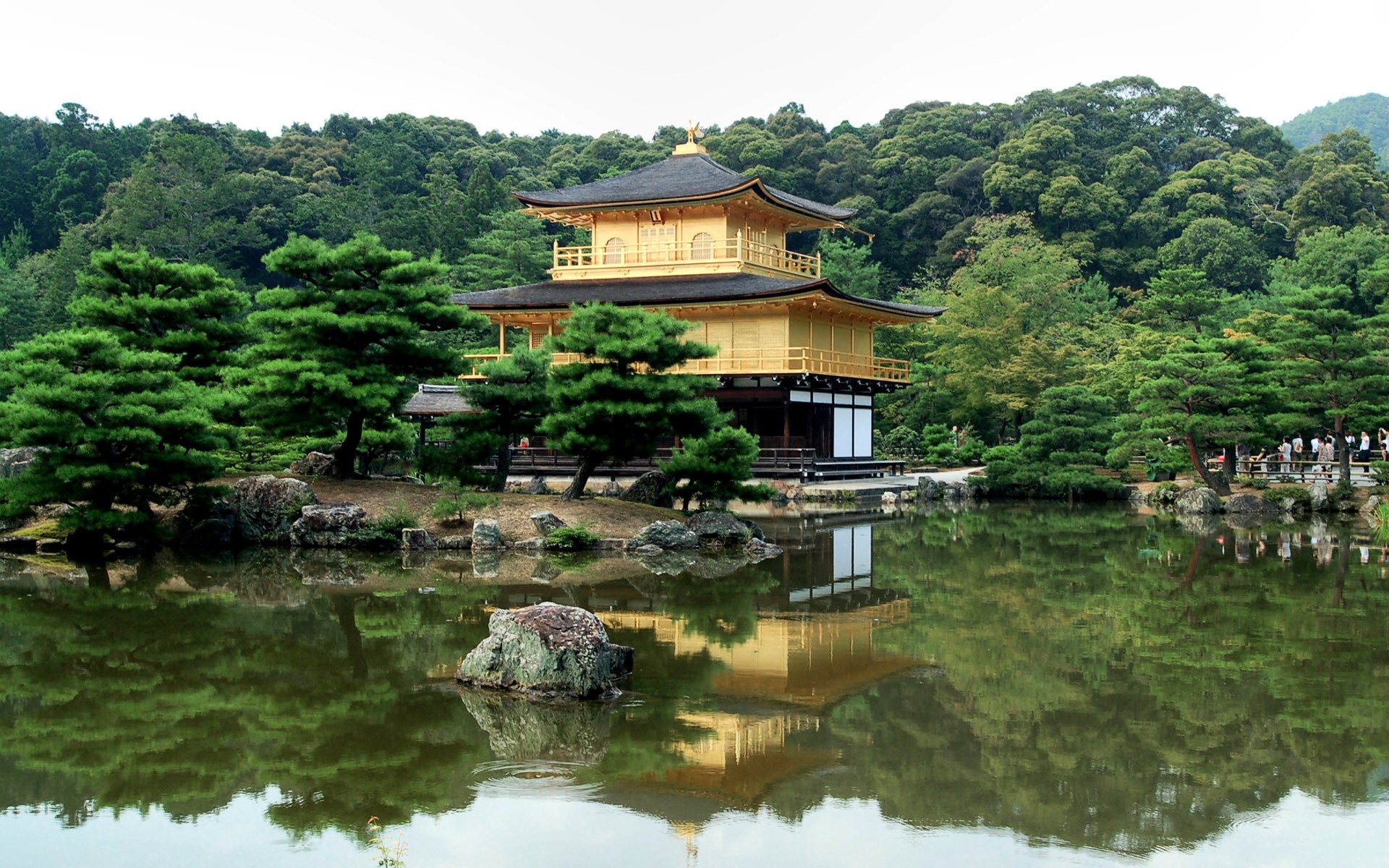 pagoda árboles río japón