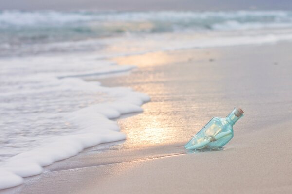 Onda schiumosa sulla spiaggia di sabbia