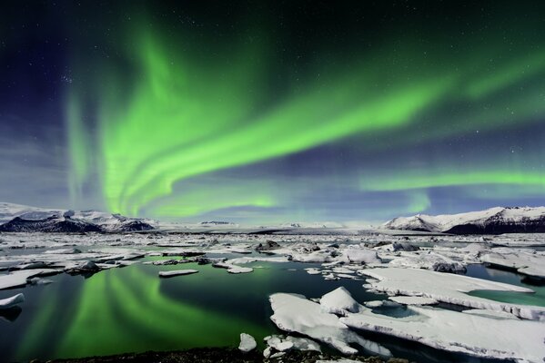 Hermosa Aurora boreal sobre témpanos de hielo