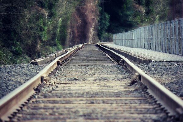 Route des rails et Peron dans les montagnes