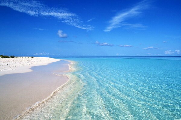 Landschaft des blauen Meeres und des weißen Sandstrandes