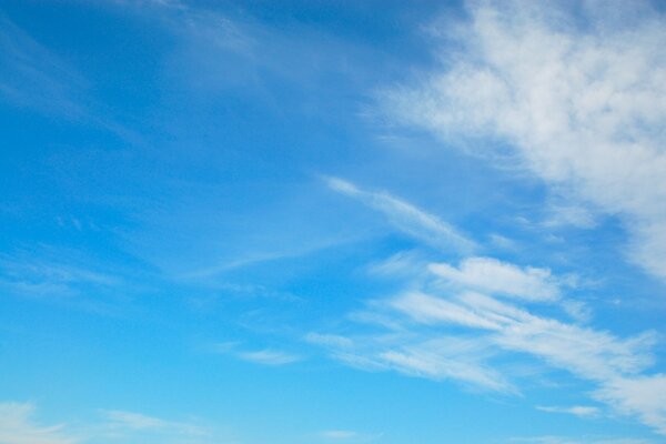 Ciel bleu sans fin avec des nuages légers