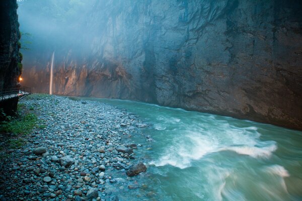 Flüsse in der Schlucht der Schweiz