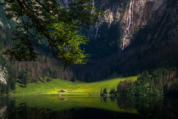 Landschaft des Berges am See