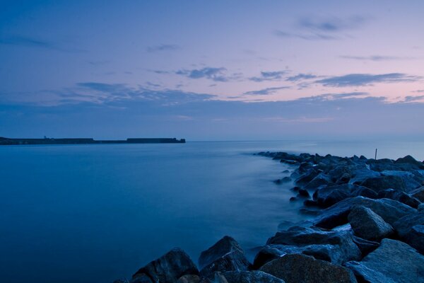 Spiaggia rocciosa di sera