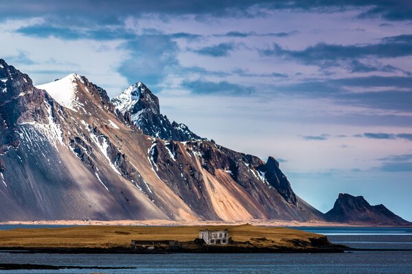 Montagnes enneigées en Islande