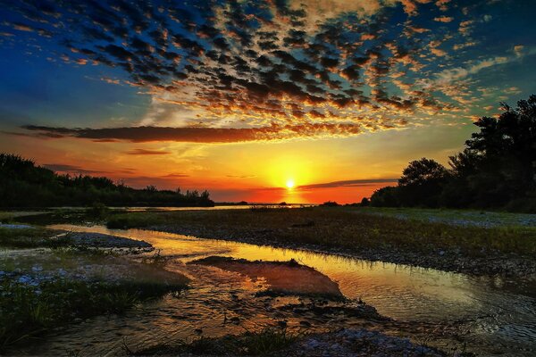 Sonnenaufgang am Flussufer