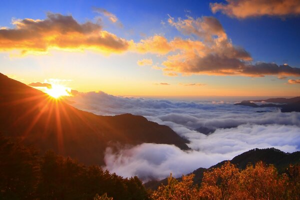 Les rayons du soleil tombant sur les collines