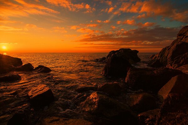 Puesta de sol ardiente en las rocas