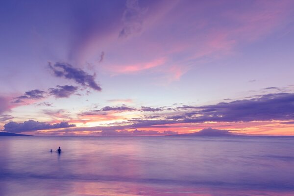 Bellissimo tramonto viola e uomo