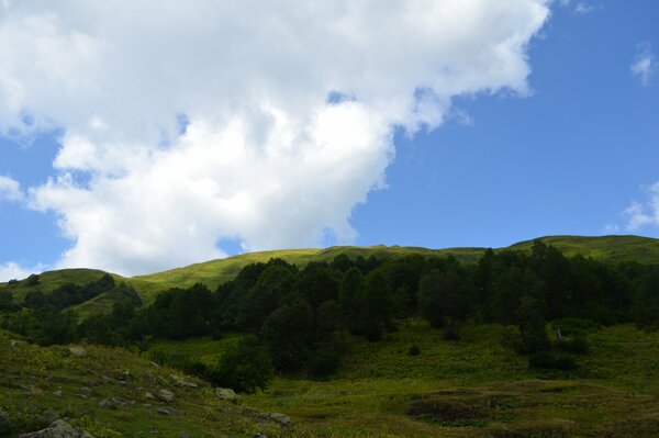 Nuvole sopra il verde villaggio alpino