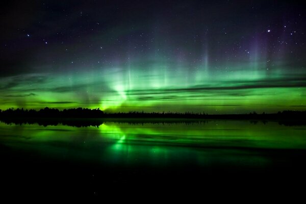 Das Nordlicht spiegelt sich im Wasser wider