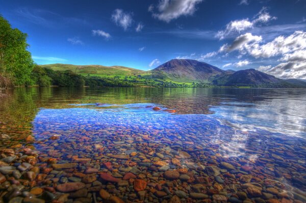 Paysage de montagne sur fond de lac transparent