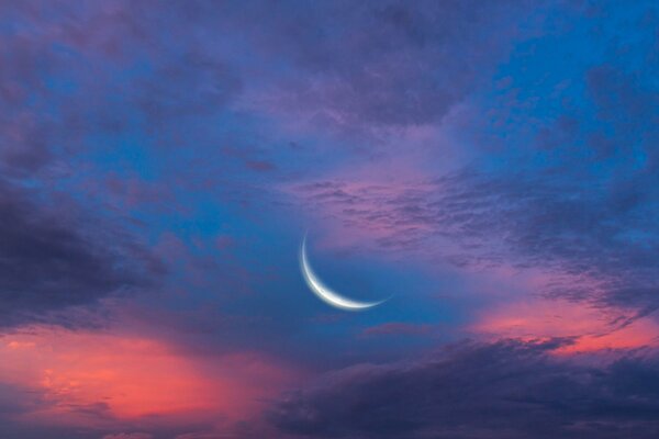 Mois lumineux sur le ciel violet foncé