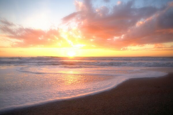 Paisaje marino de la mañana con olas