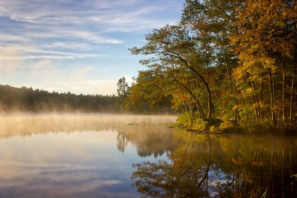 Brouillard sur le lac près du lac