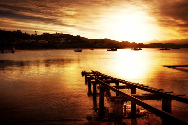 Puesta de sol sobre el puente en las montañas