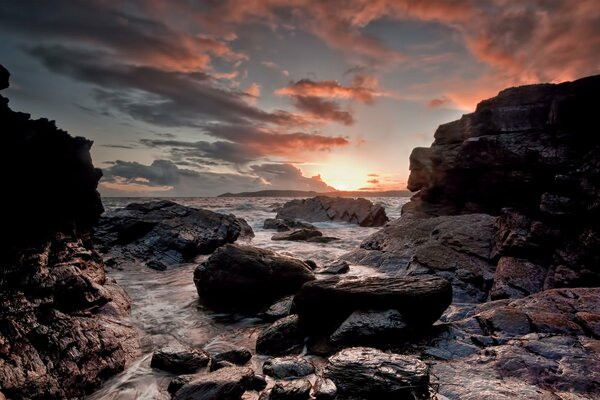 Belle mer sur fond de nuages sombres