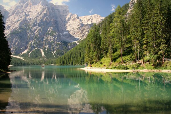 Riflesso delle montagne alpine nel lago