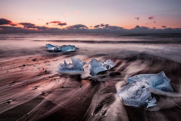 Témpanos de hielo al atardecer