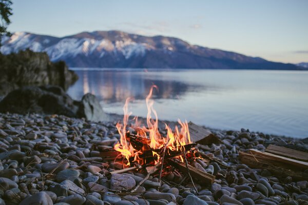 Feuer unter Flusssteinen