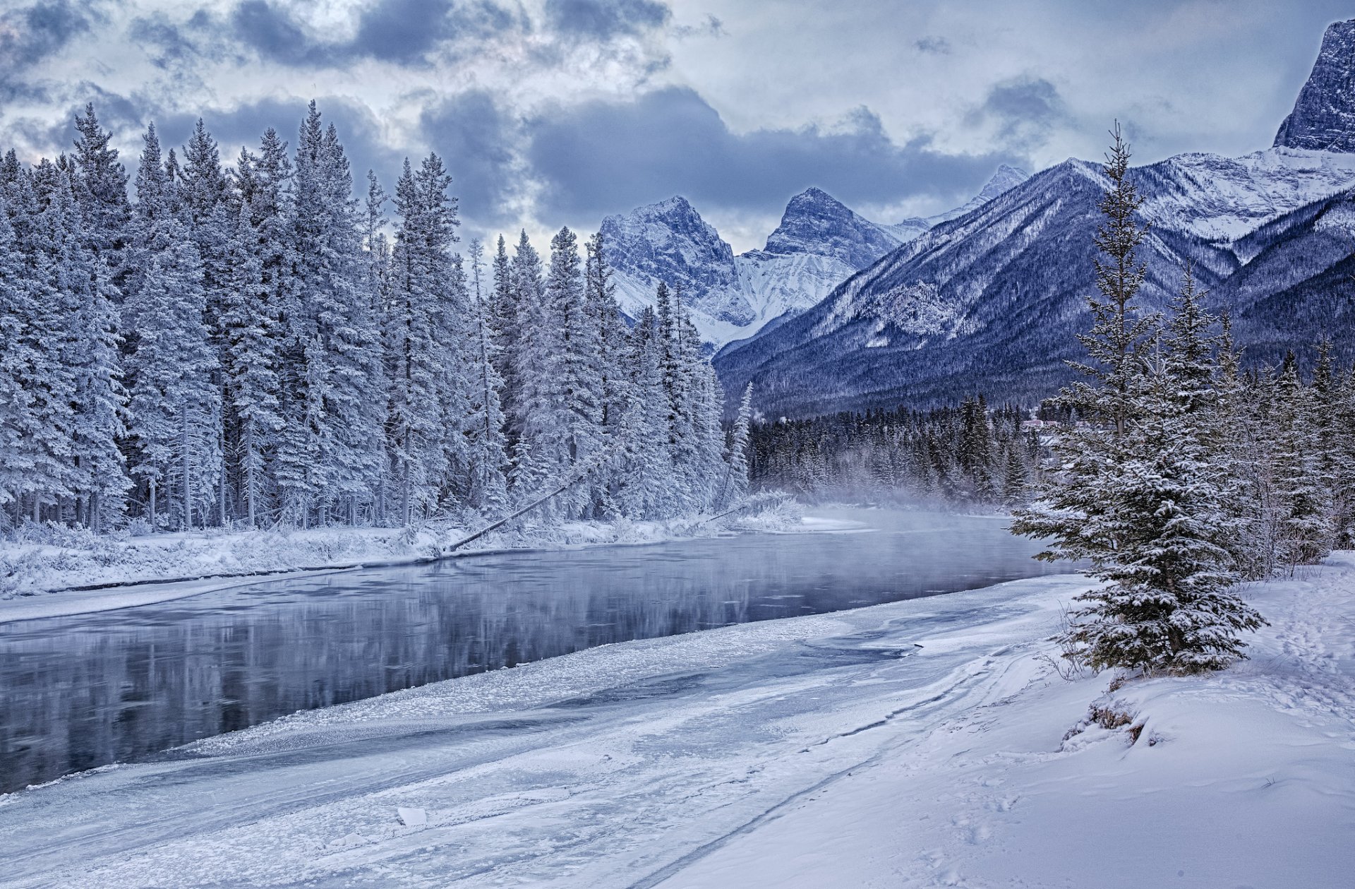 montagnes forêt rivière neige glace hiver