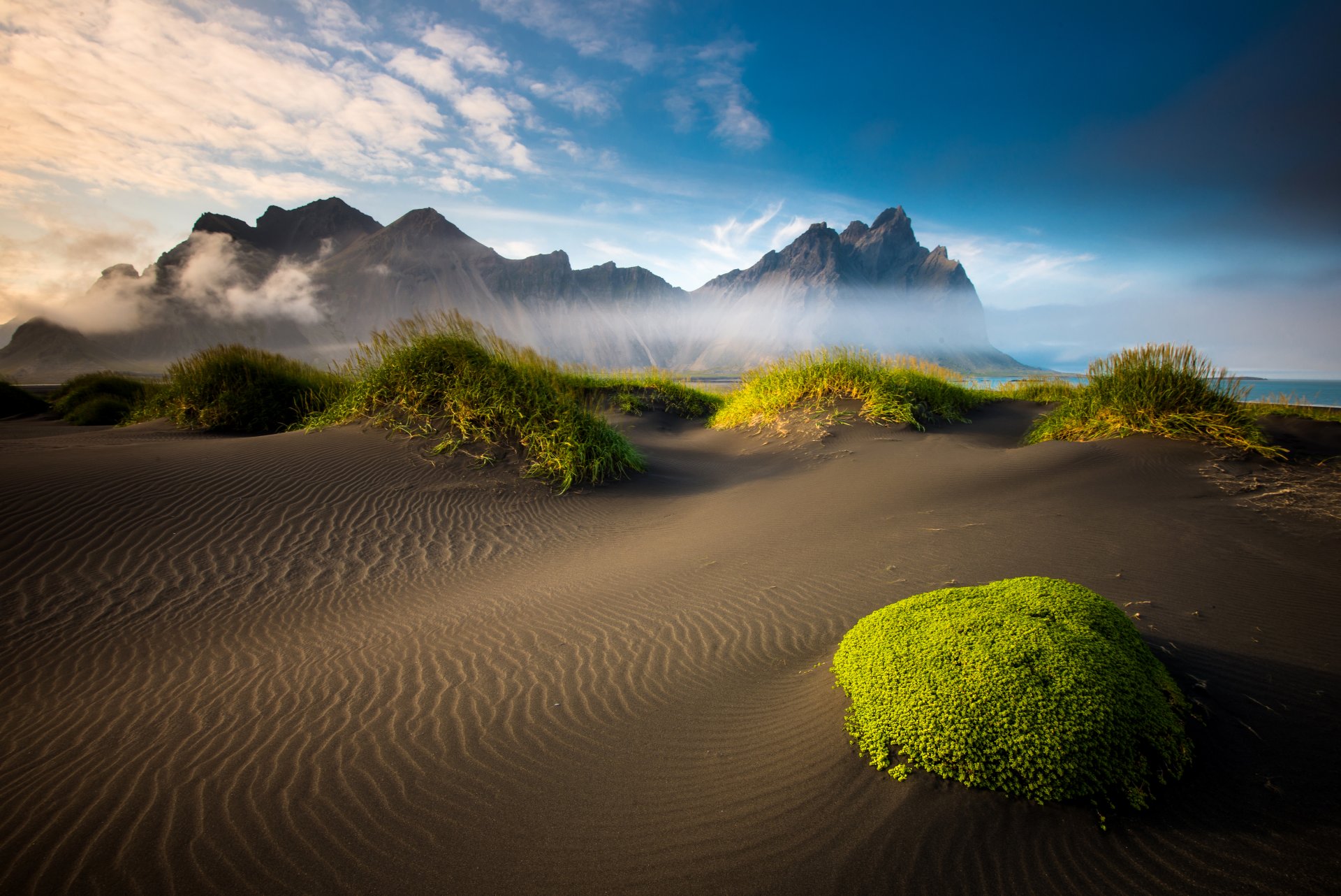 islandia góry plaża mech piasek morze chmury