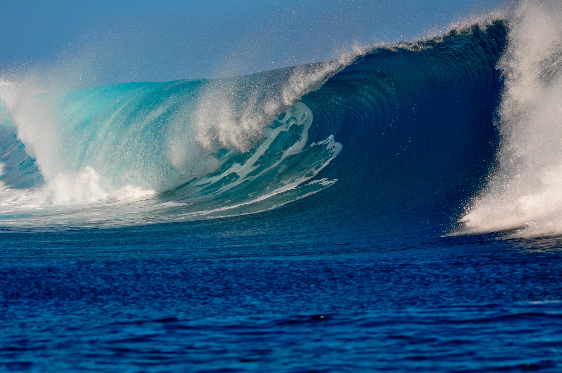 mer vague jet mousse azur