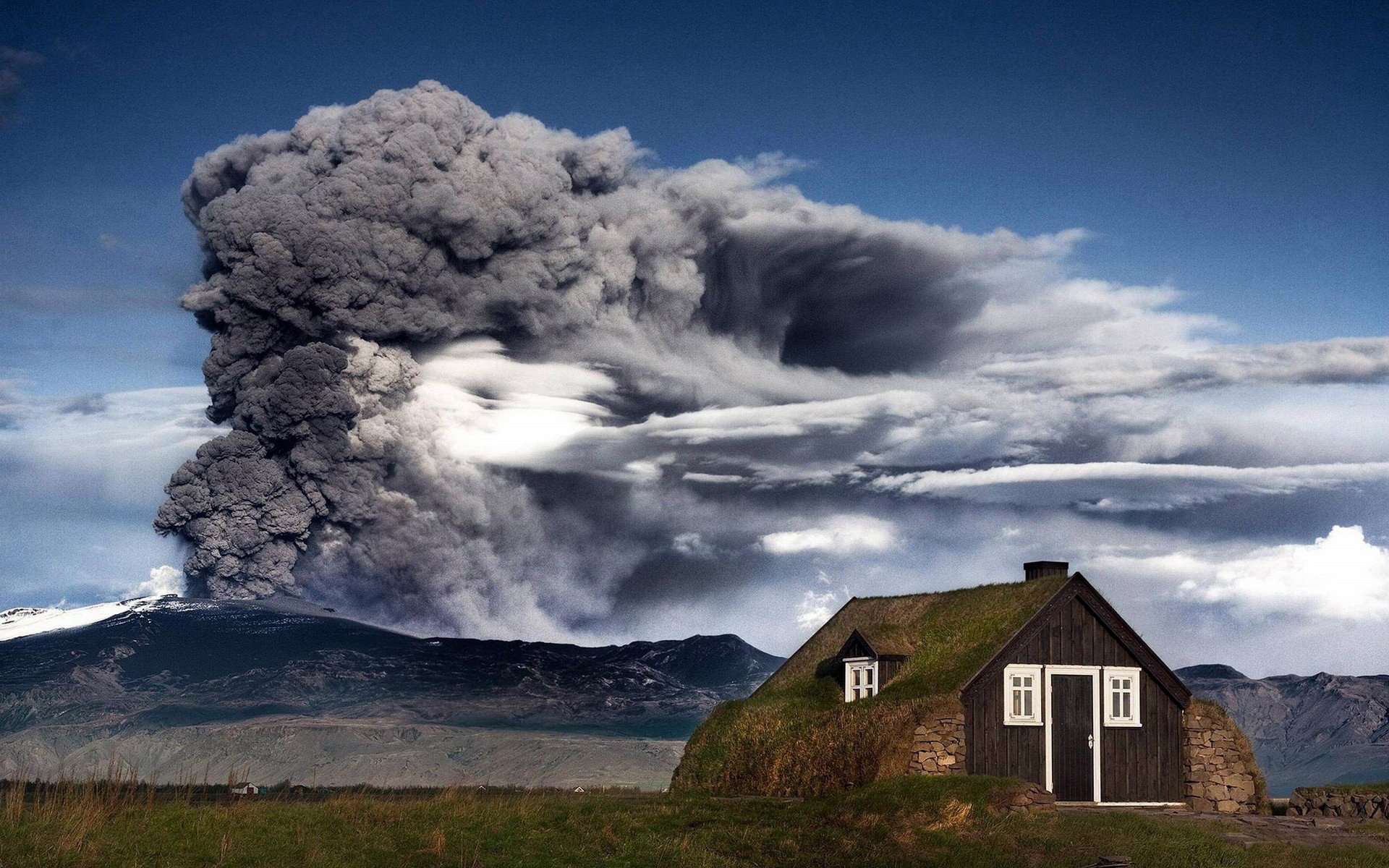 casa hierba musgo vegetación montaña volcán humo ceniza erupción elemento cielo nubes