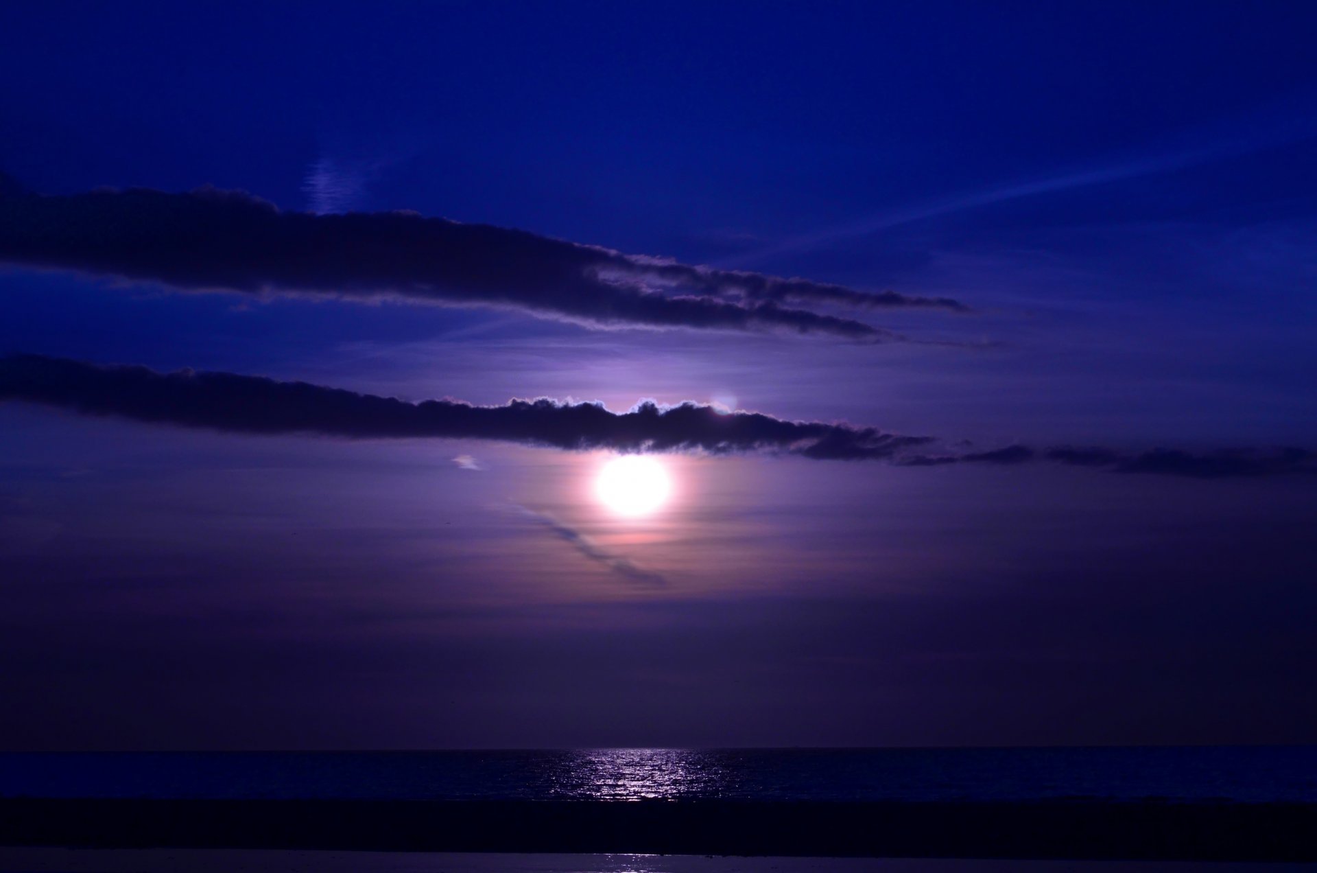 mar olas noche luna nubes