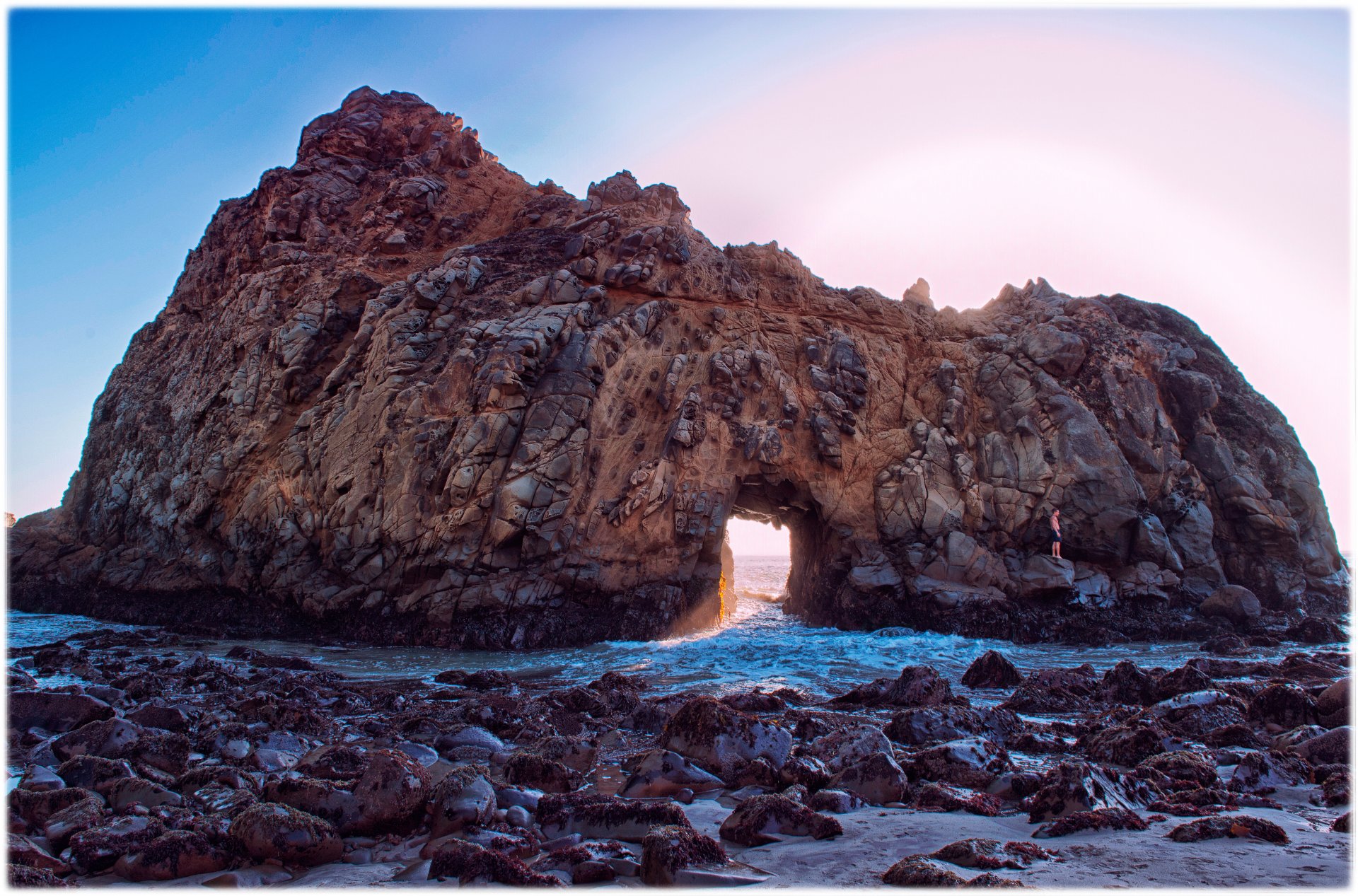 plage pourpre pfeiffer beach californie états-unis roche pierres spessartine minéral mer vagues mousse ciel soleil rayons