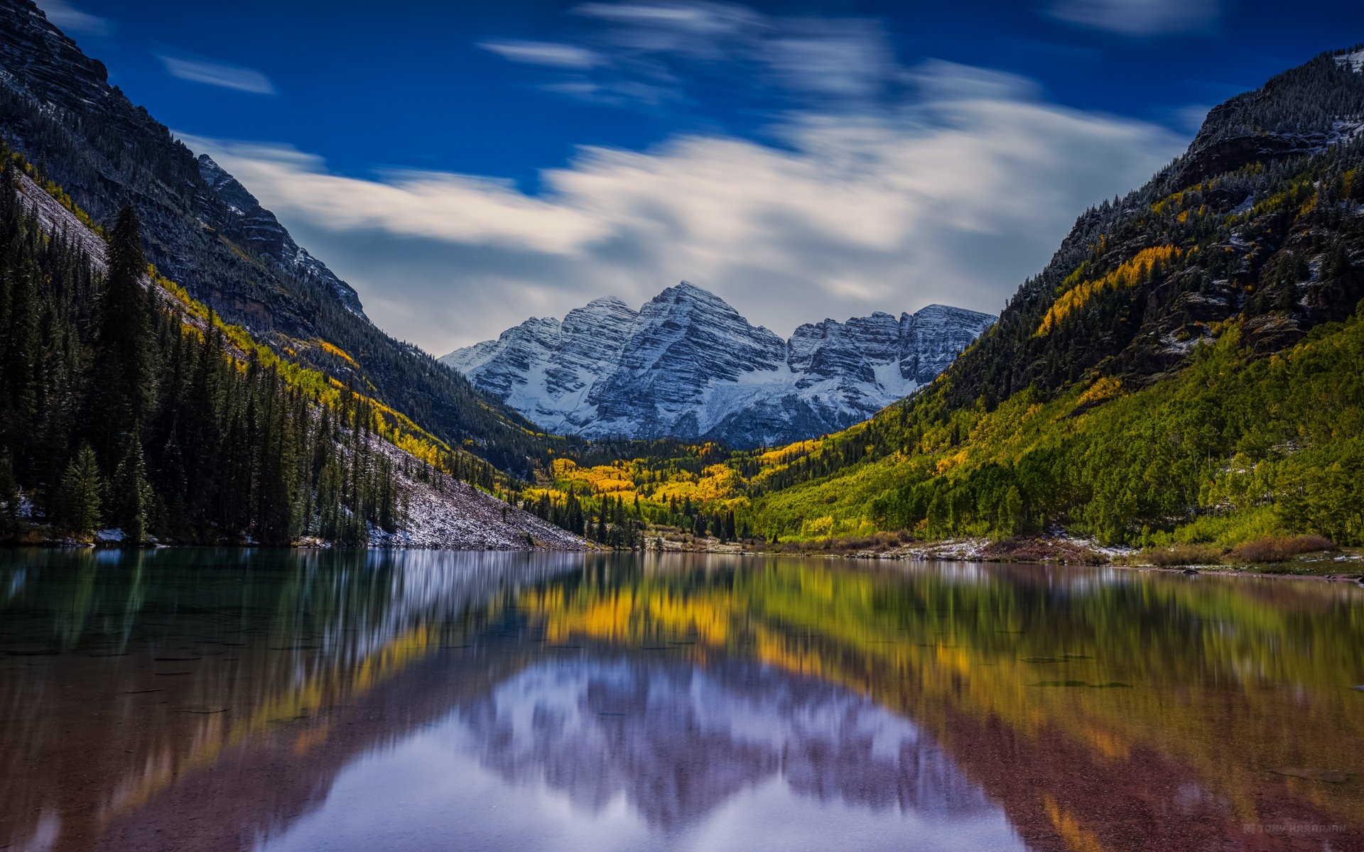 montañas bosque lago reflexión