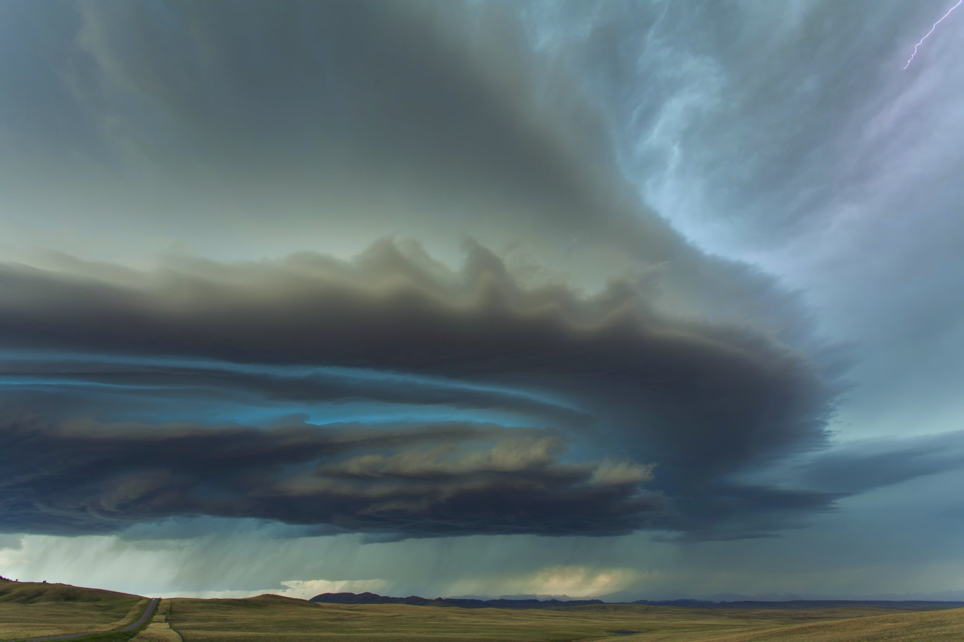 gewitter wolken feld