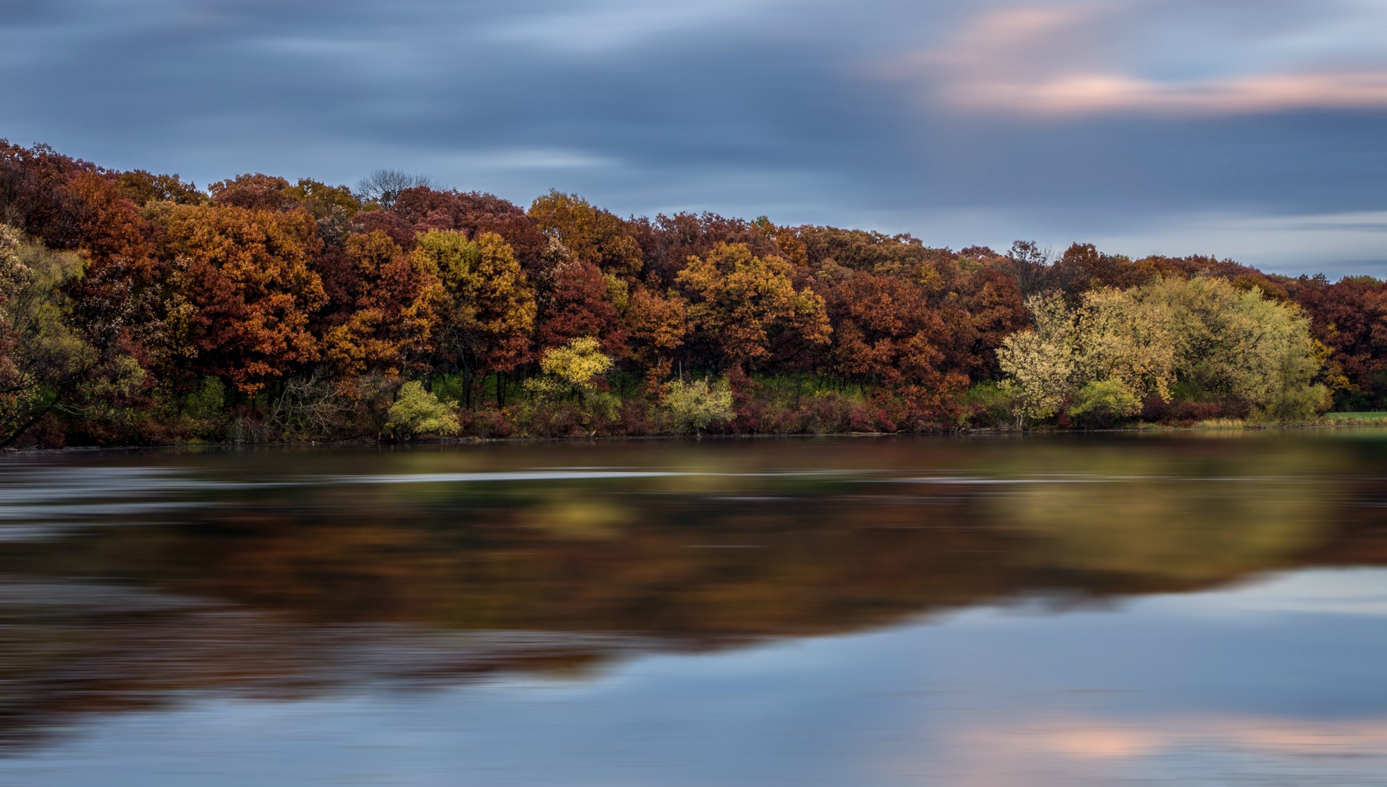 otoño árboles río agua superficie cielo nubes reflexión