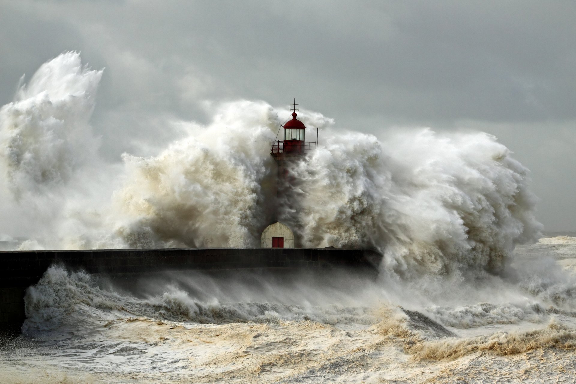 phare tempête vagues élément océan