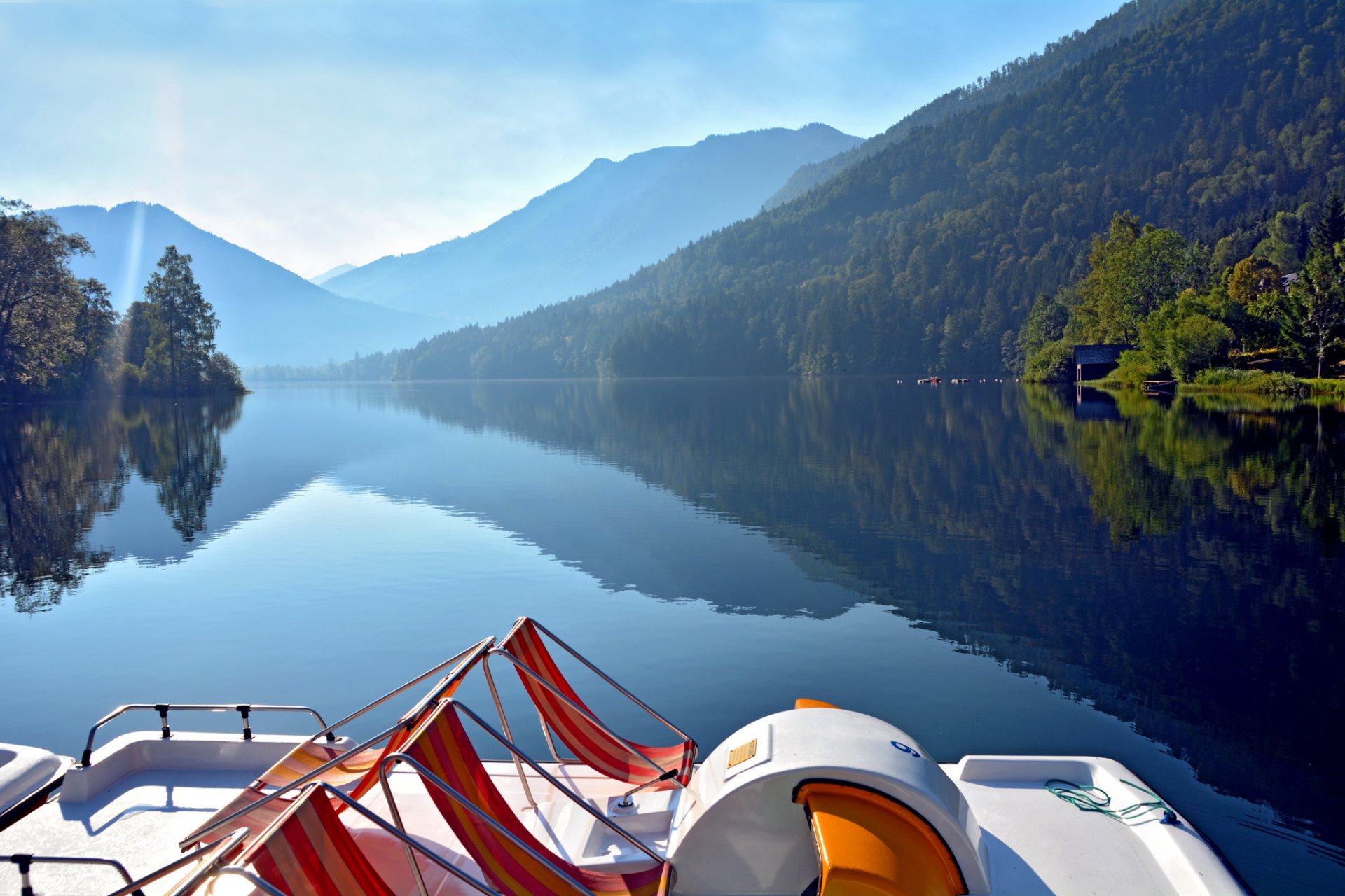 montagnes forêt lac matin