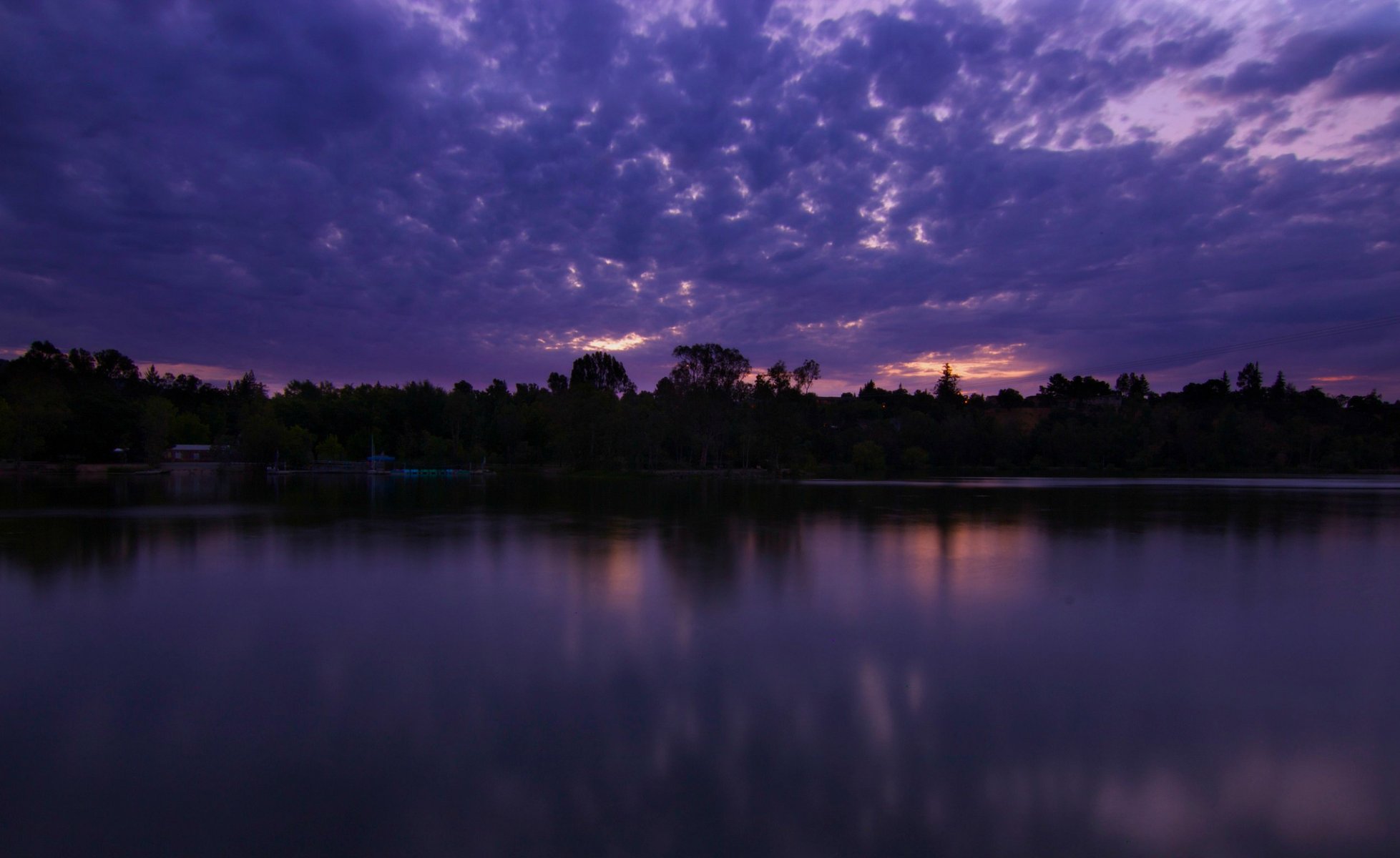 estados unidos california lago agua superficie reflexión árboles tarde crepúsculo puesta de sol lila cielo nubes