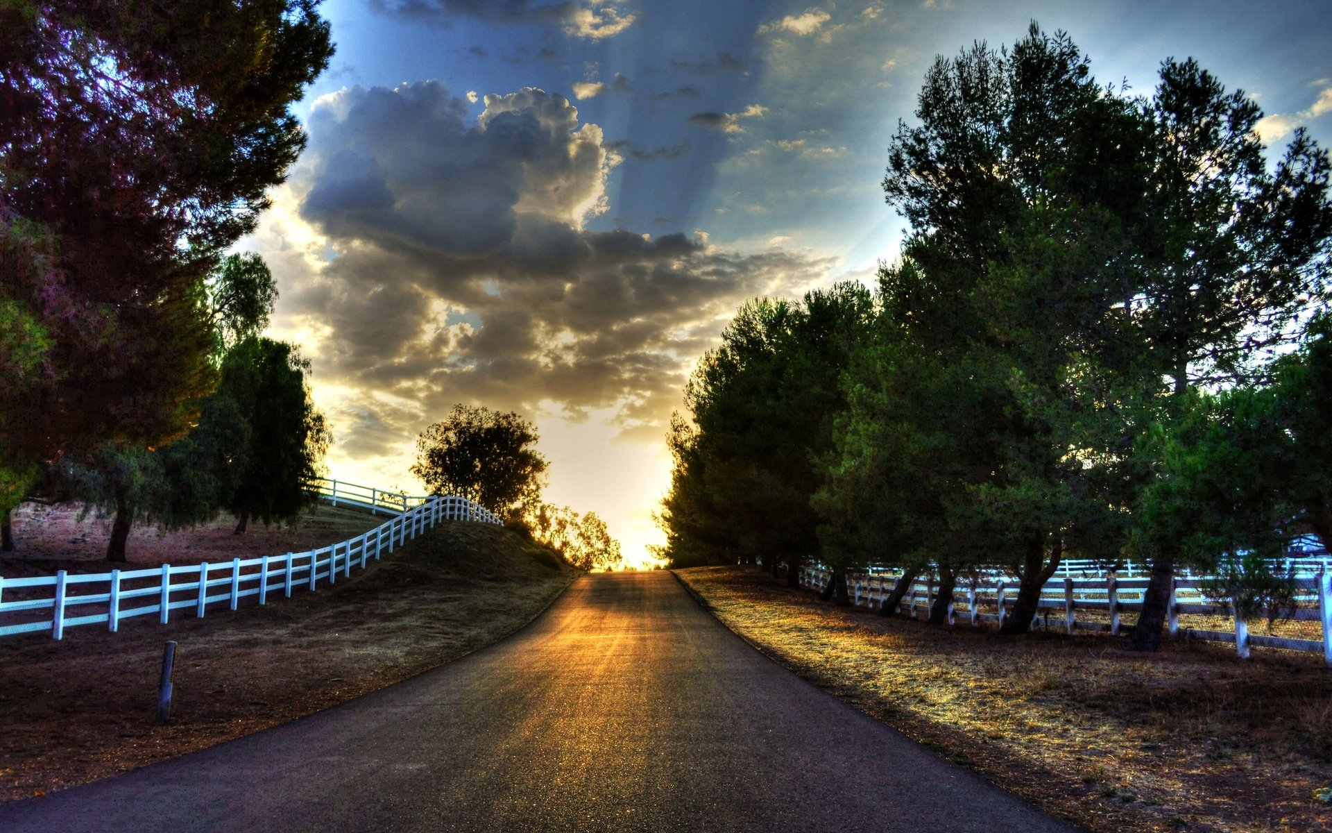 naturaleza paisaje carretera árbol árboles hojas hojas hierba vegetación valla puerta valla camino sol cielo nubes fondo papel pintado pantalla ancha pantalla completa pantalla ancha pantalla ancha