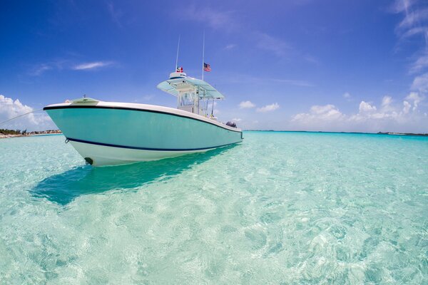 Acqua blu pura dell oceano e yacht bello